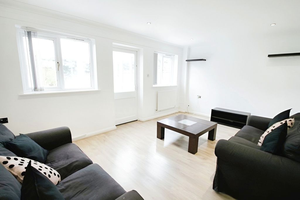 Property photo 2 of 11 147F20B4-Lounge_Resu