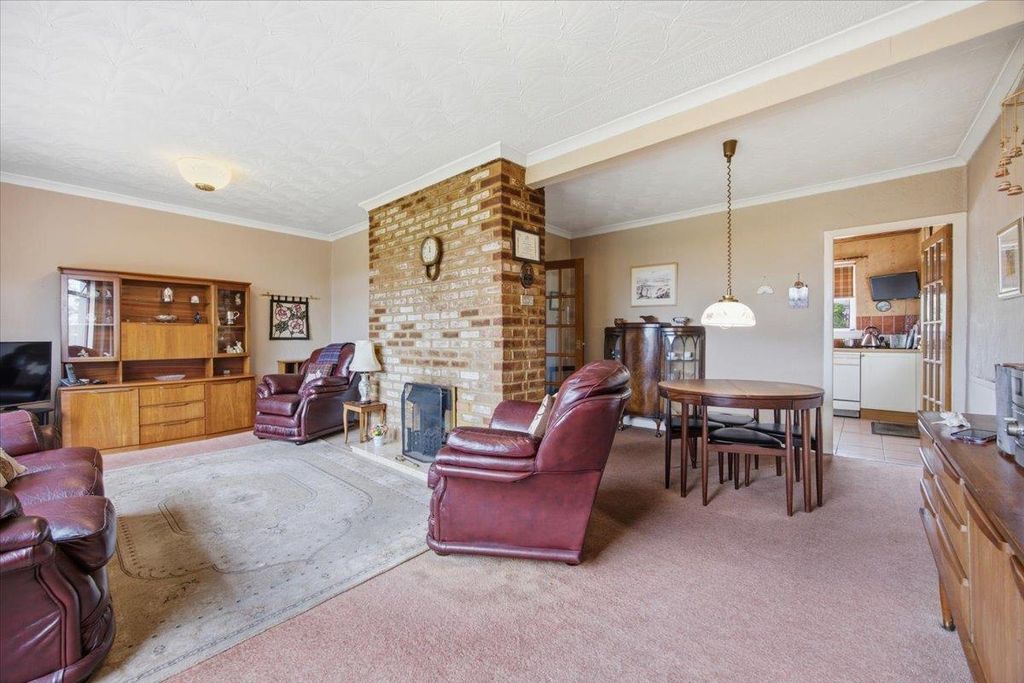 Property photo 2 of 27 12-72_Oak_Drive_Lenzie_012.Jpg