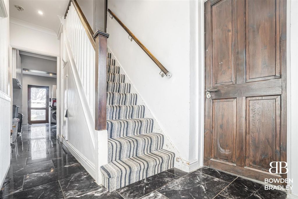 Property photo 3 of 19 Hallway