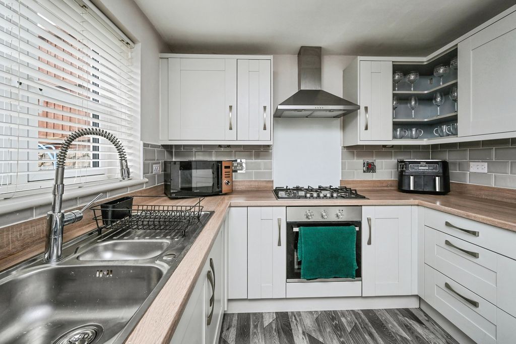 Property photo 2 of 21 Dining Kitchen