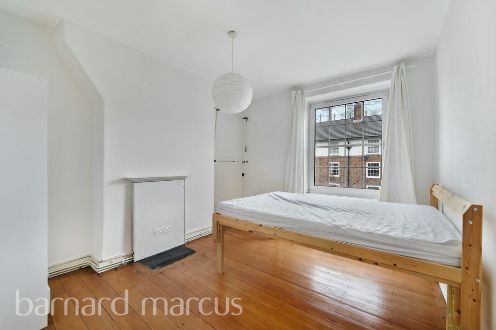 Property photo 2 of 6 Bedroom