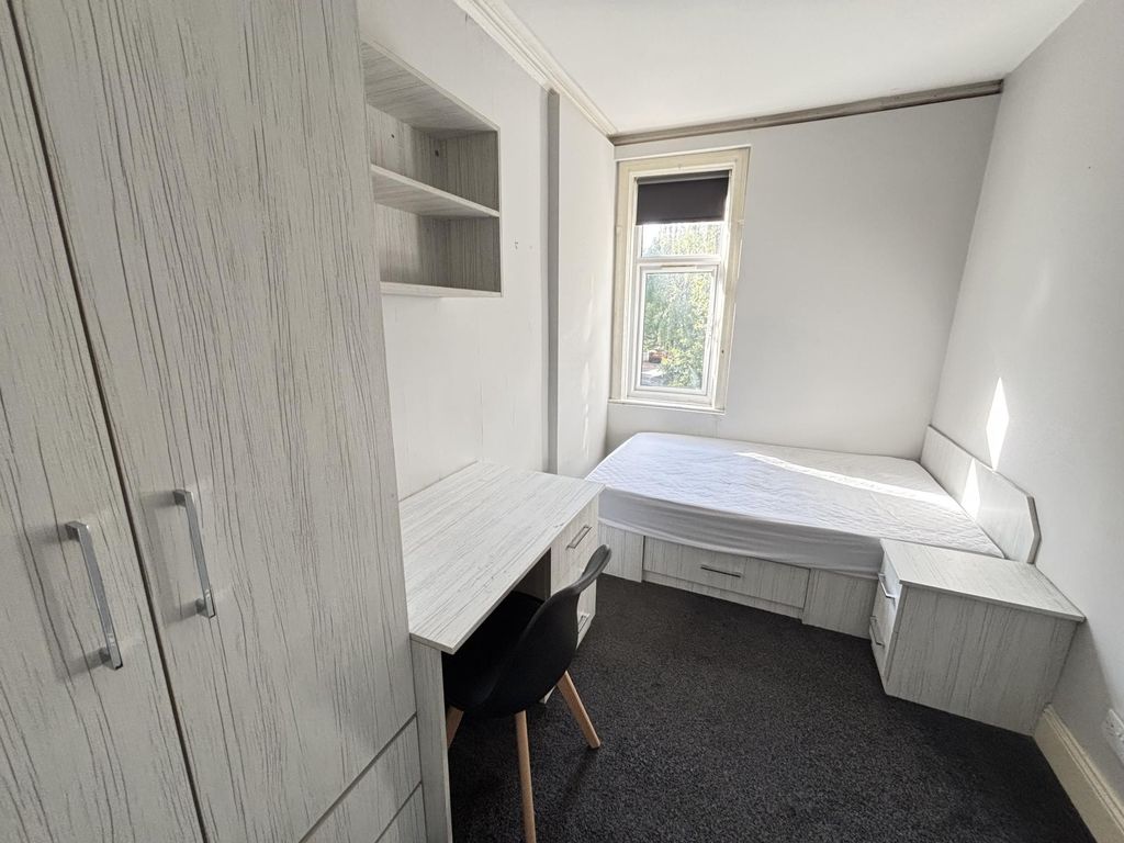 Property photo 2 of 13 A Well-Maintained Single Bedroom Featuring A Bed, ...