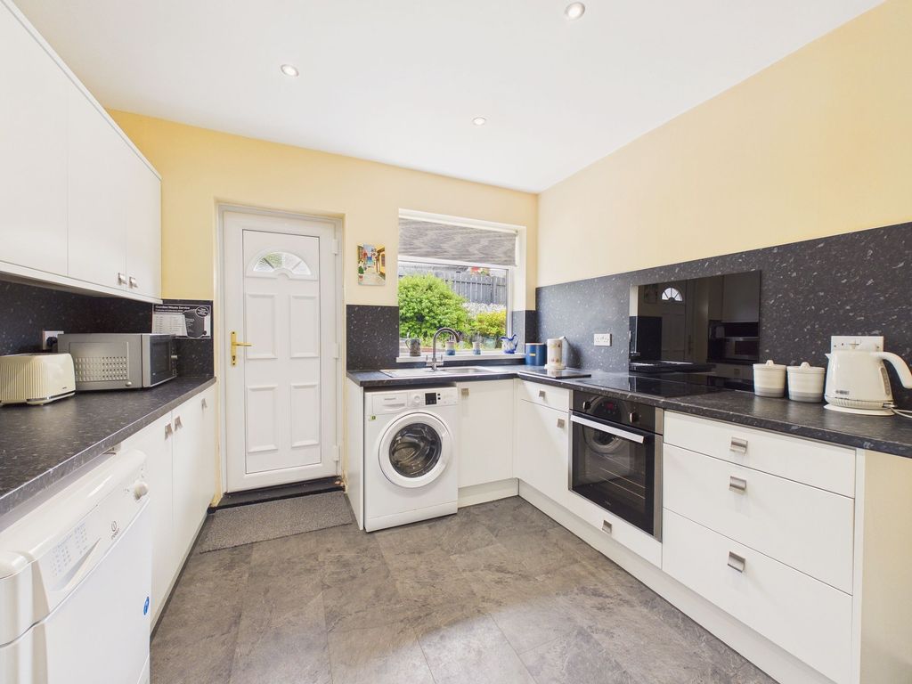 Property photo 3 of 11 Kitchen