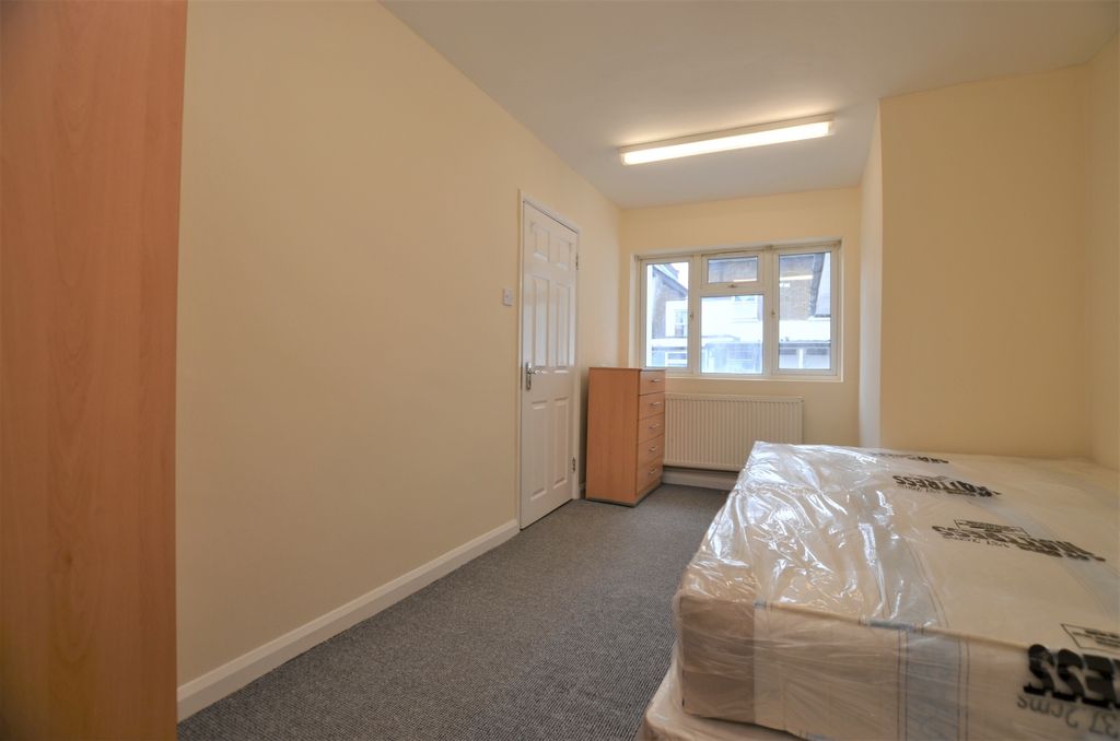 Property photo 2 of 6 Bedroom