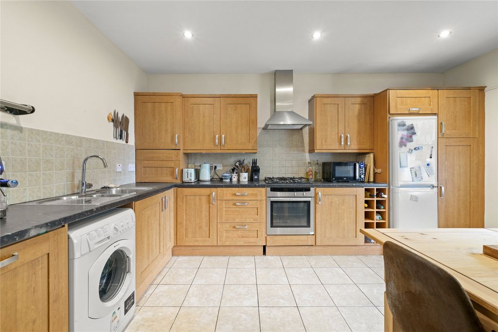 Property photo 3 of 9 Kitchen/ Dining