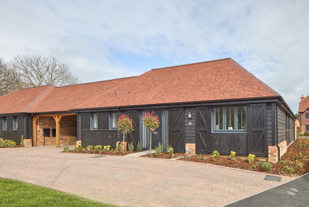 Property photo 1 of 13 Apple