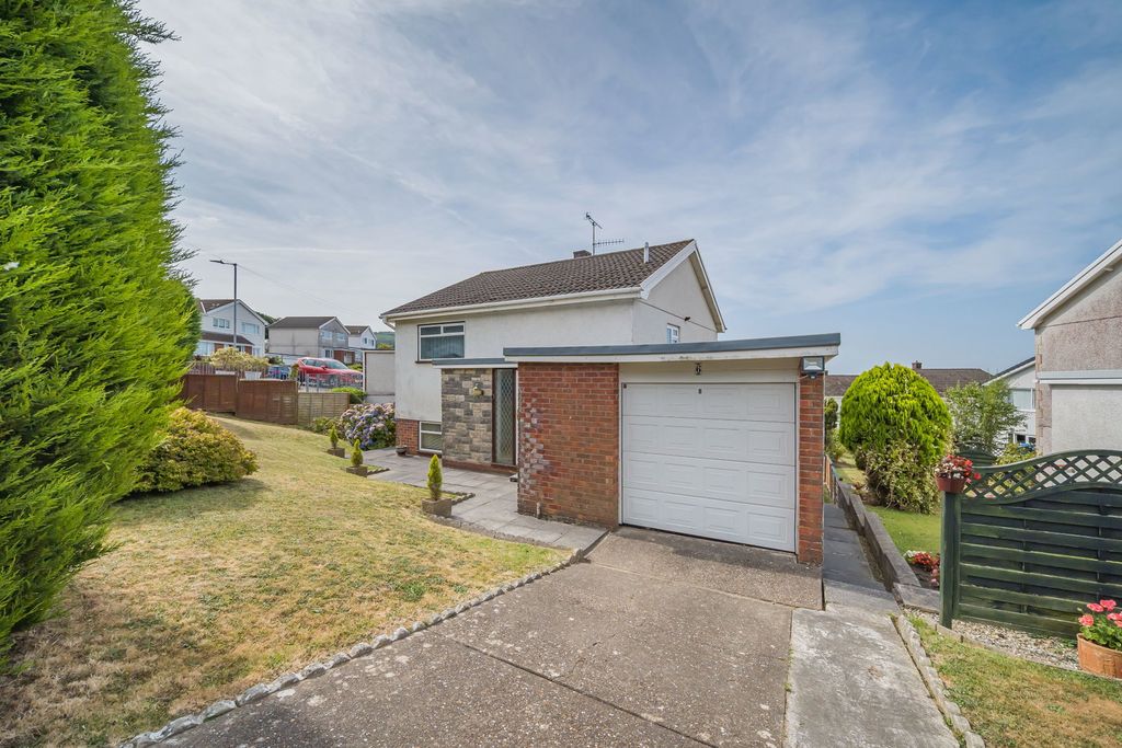 Property photo 1 of 32