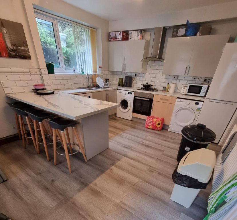 Property photo 3 of 7 Modern Kitchen With Breakfast Bar And Appliances...