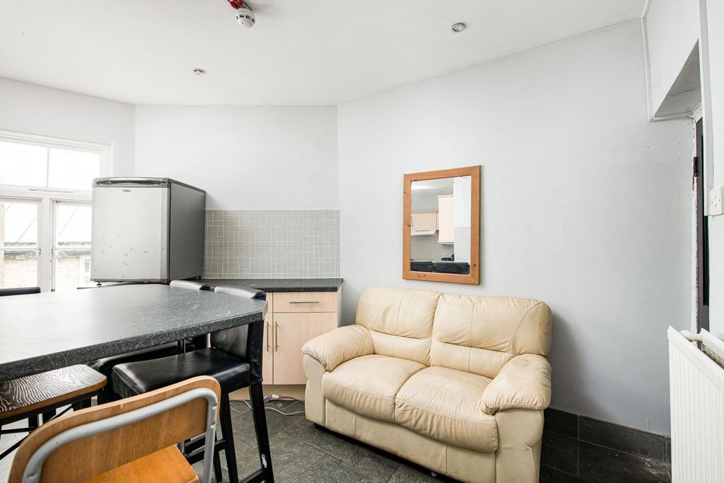 Property photo 2 of 14 Sofa_Area_2.Jpg