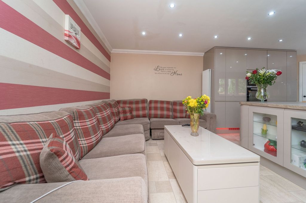 Property photo 2 of 24 Family Area