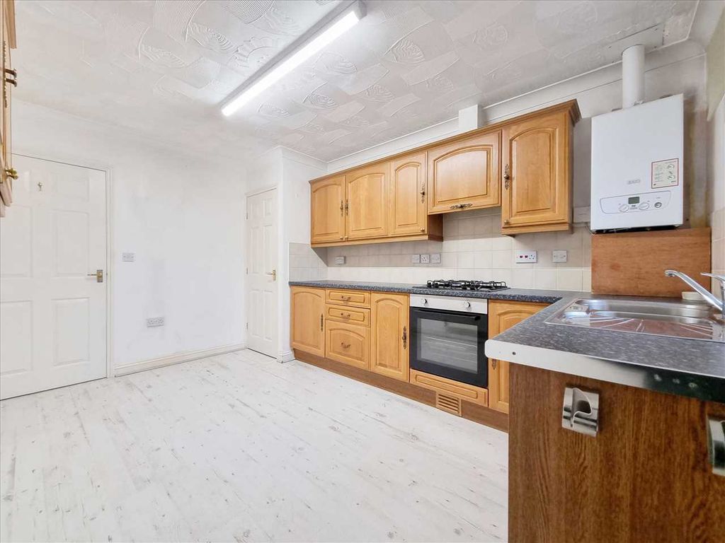 Property photo 3 of 8 Kitchen