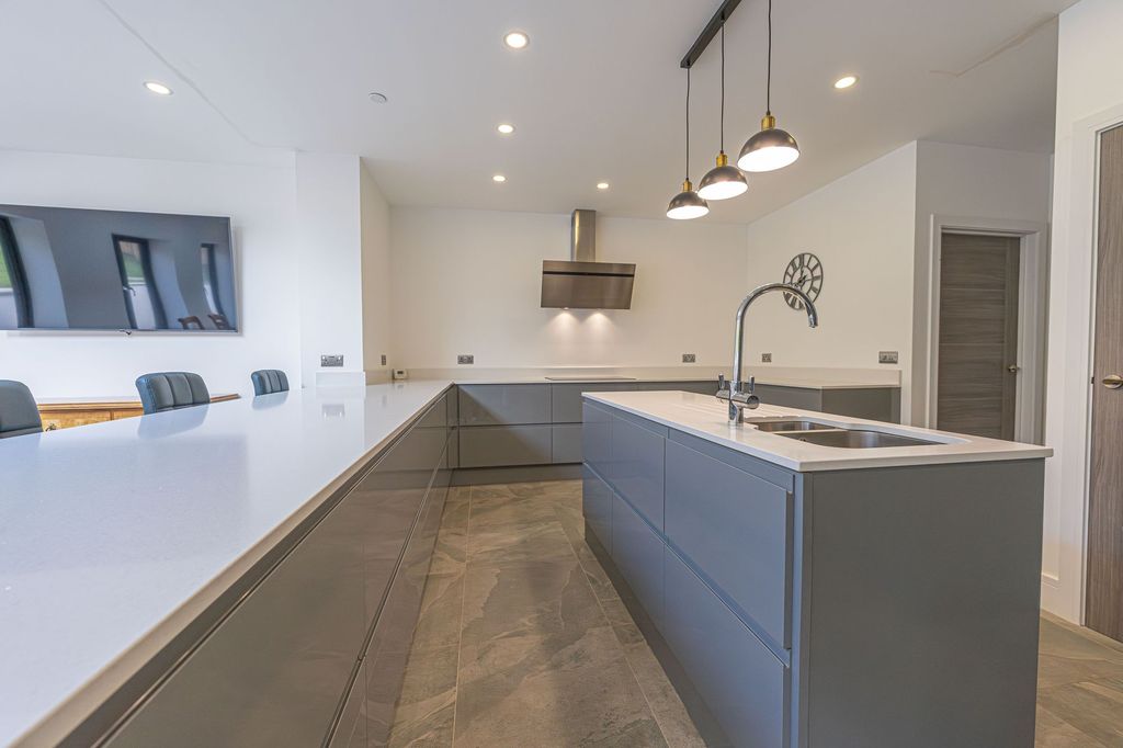 Property photo 3 of 34