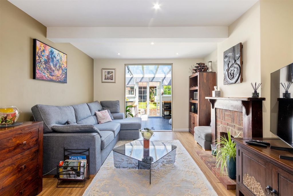 Property photo 2 of 12 Newminster Road
