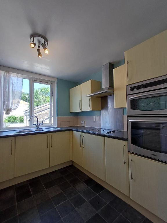 Property photo 1 of 24 Three Bedroom Flat To Rent
