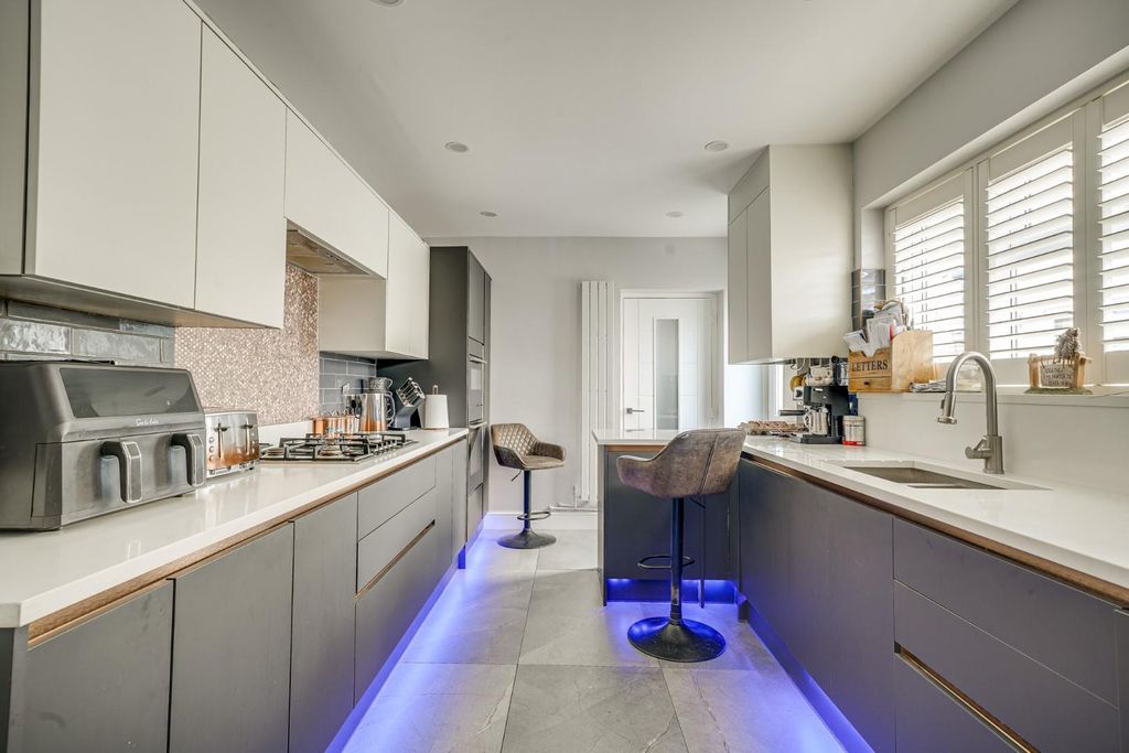 Property photo 3 of 21