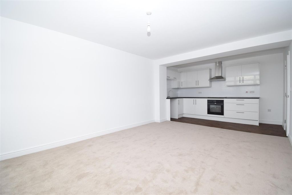 Property photo 2 of 12 Kitchen/Lounge