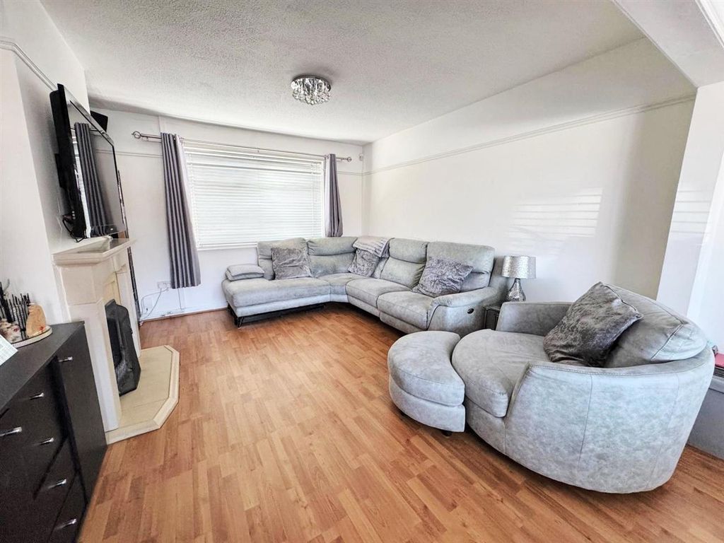 Property photo 3 of 15 Lounge