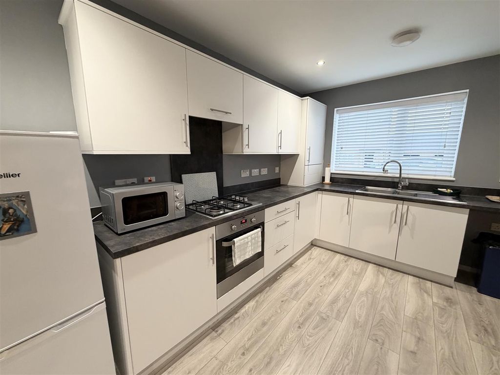 Property photo 3 of 9 Kitchen