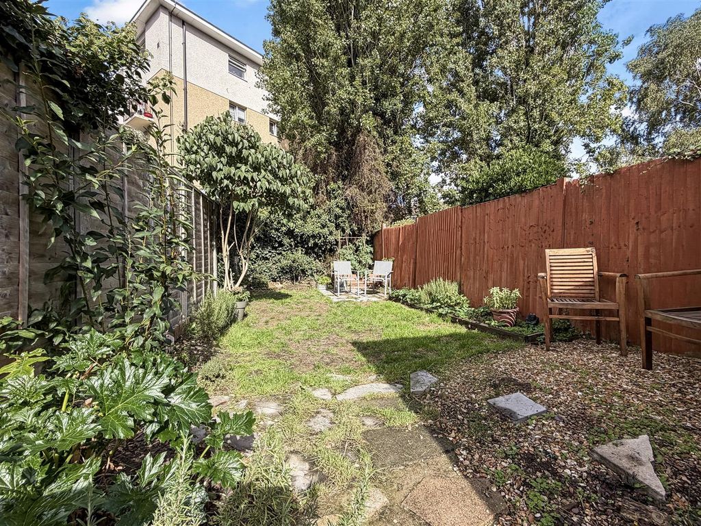 Property photo 3 of 14 Lovely Enclosed Garden 662