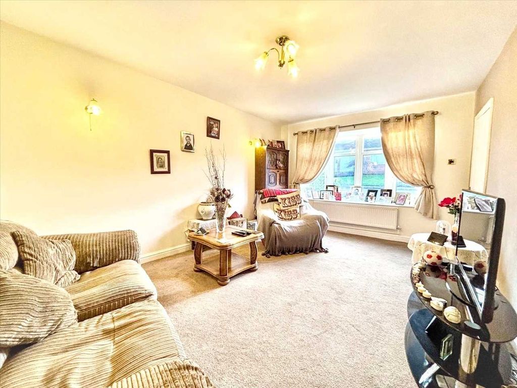 Property photo 2 of 17 Lounge