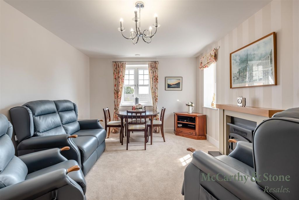 Property photo 2 of 21 8702431-Interior02.Jpg