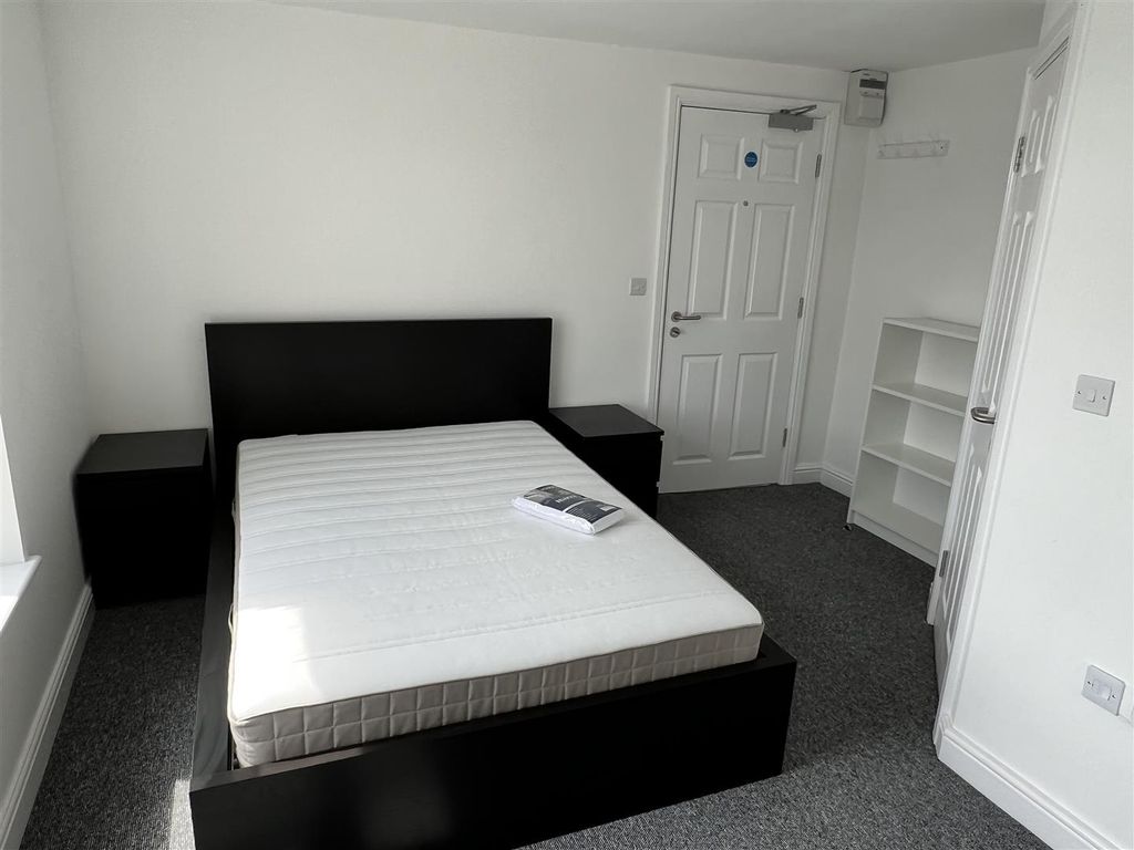 Property photo 1 of 8 Room 2