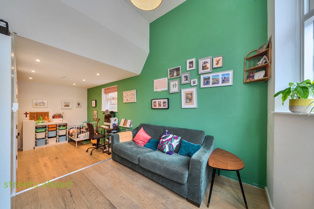 Property photo 3 of 10 16F14c6F-Ac0d-4E8...