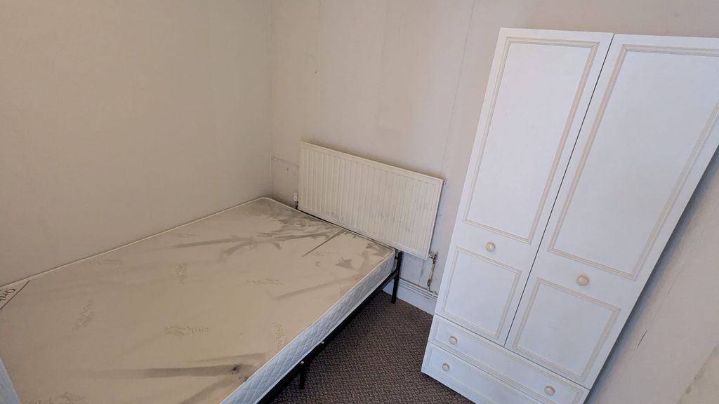 Property photo 1 of 7 Bedroom