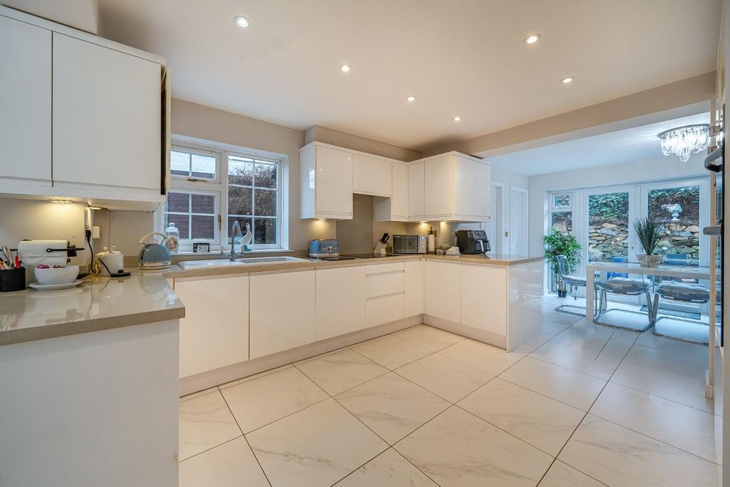 Property photo 3 of 39 1397301-17-6961028A6A375.Jpg