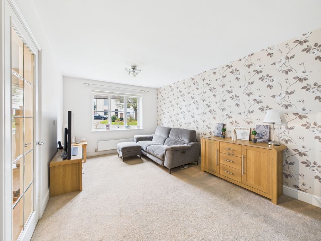 Property photo 3 of 19 Lounge