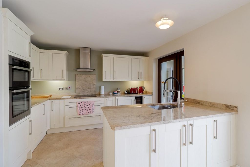 Property photo 2 of 24 4-Bed-House-Prestbury (20).Jpg