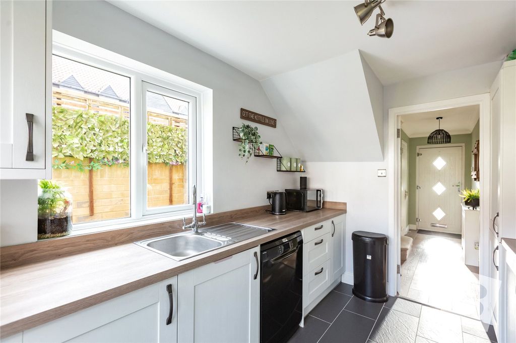 Property photo 3 of 18 Kitchen