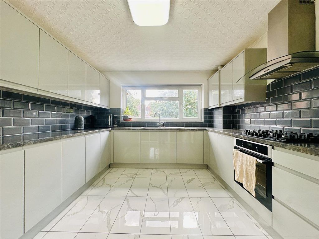 Property photo 3 of 20 Kitchen