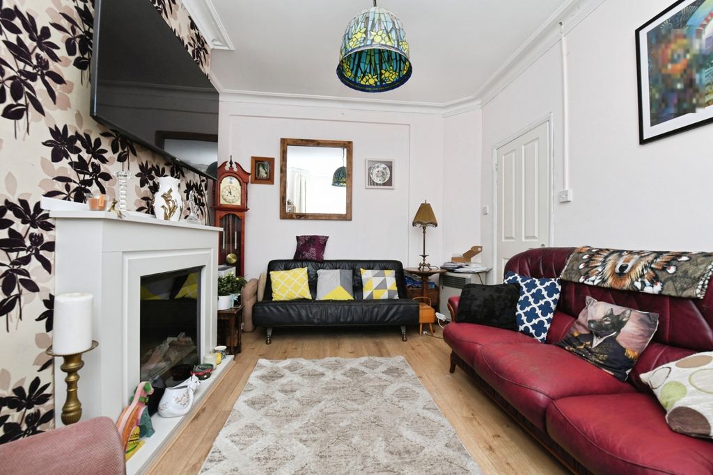 Property photo 2 of 19 Lounge