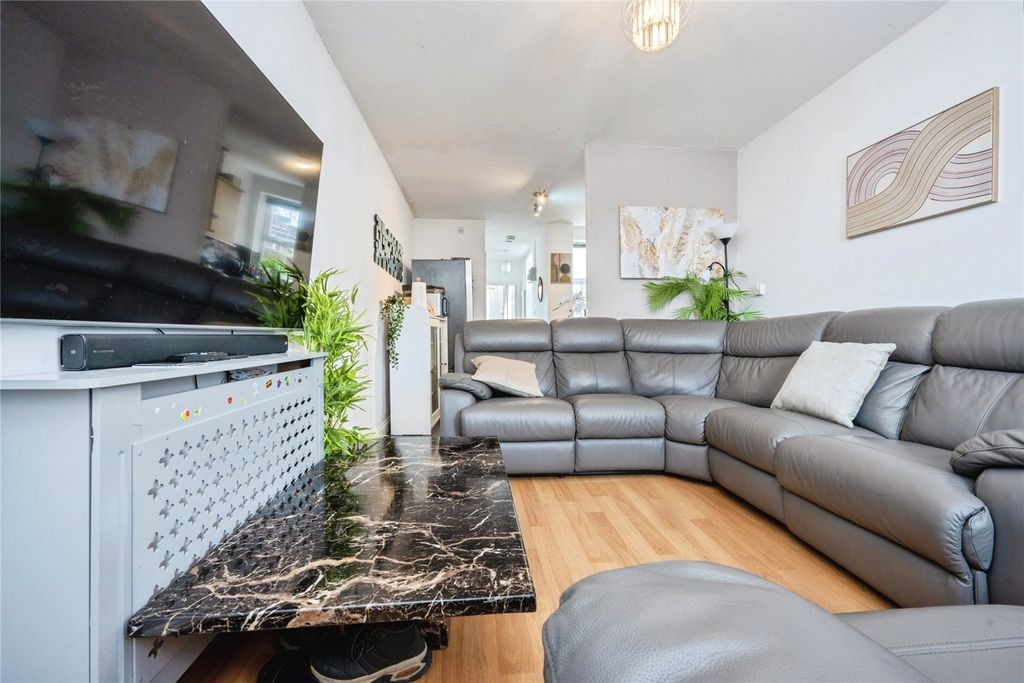 Property photo 3 of 22 Lounge