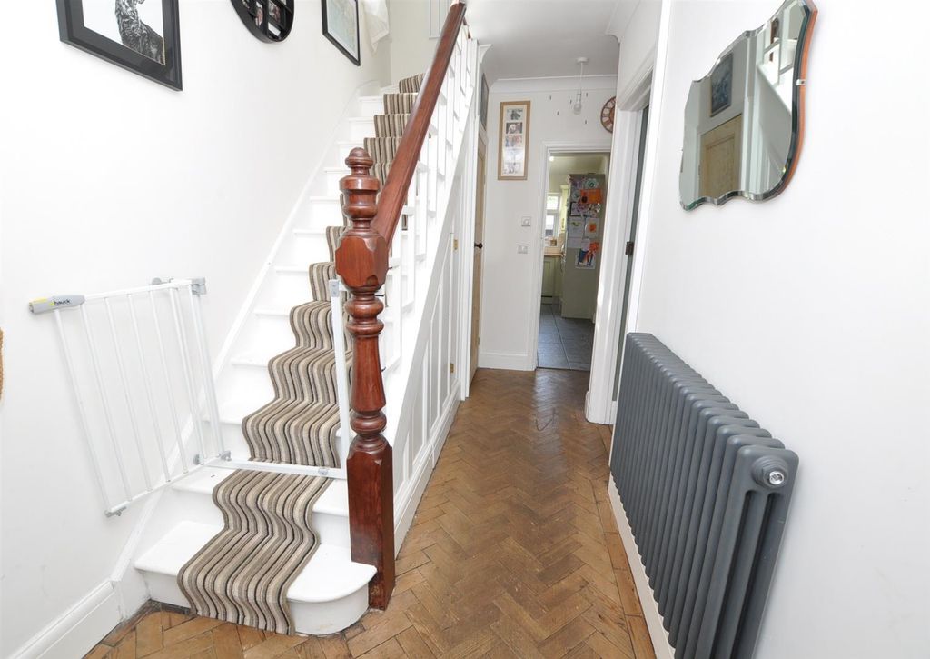 Property photo 2 of 19 Entrance Hall