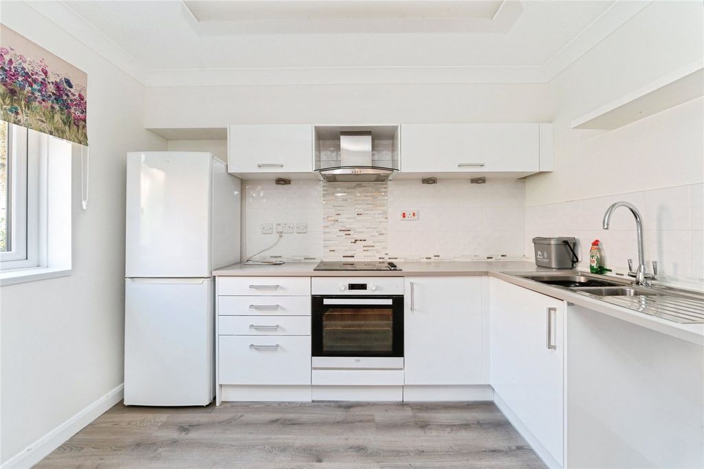 Property photo 3 of 11 Kitchen