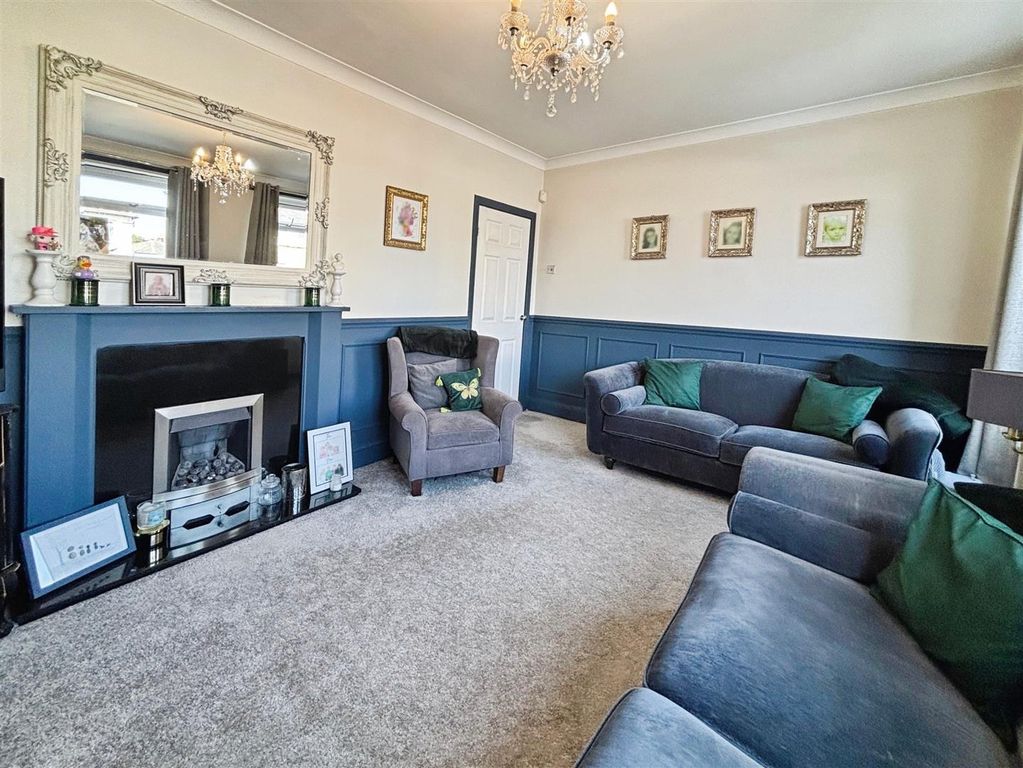Property photo 3 of 17 Lounge