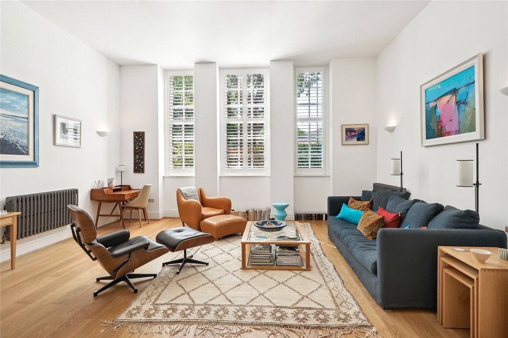 Property photo 1 of 11 Living