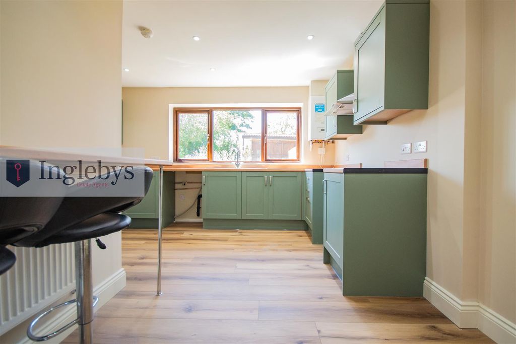 Property photo 2 of 27