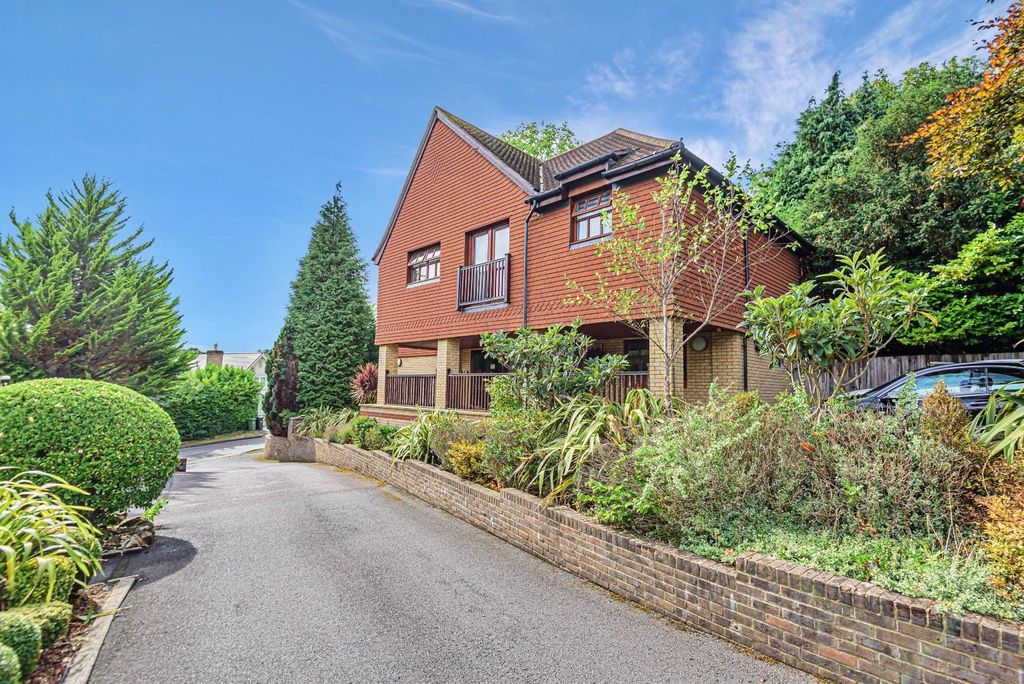 Property photo 1 of 12 Furze Hill