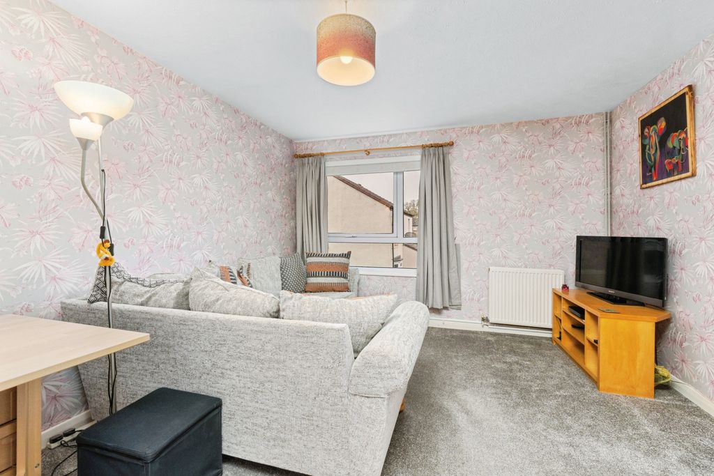 Property photo 3 of 7 375B16E0-70 20Limebank 20Park 2005