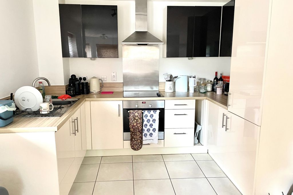 Property photo 3 of 7 Kitchen