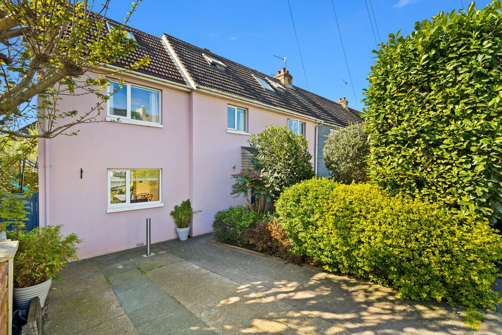 Property photo 3 of 18 Front (Exterior)