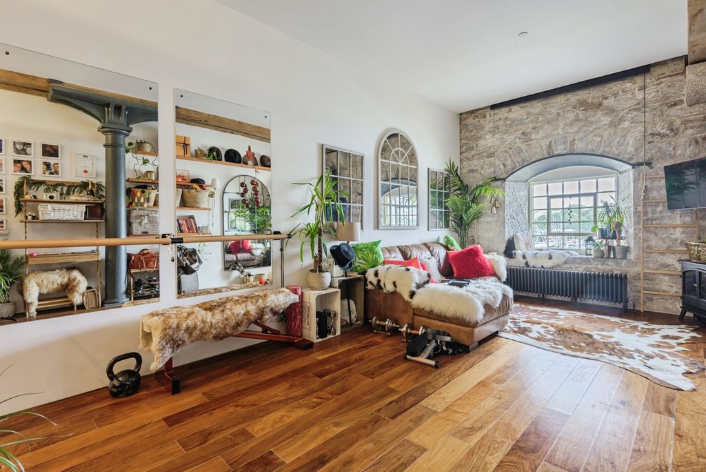 Property photo 3 of 17 Pbox-Img.Jpg