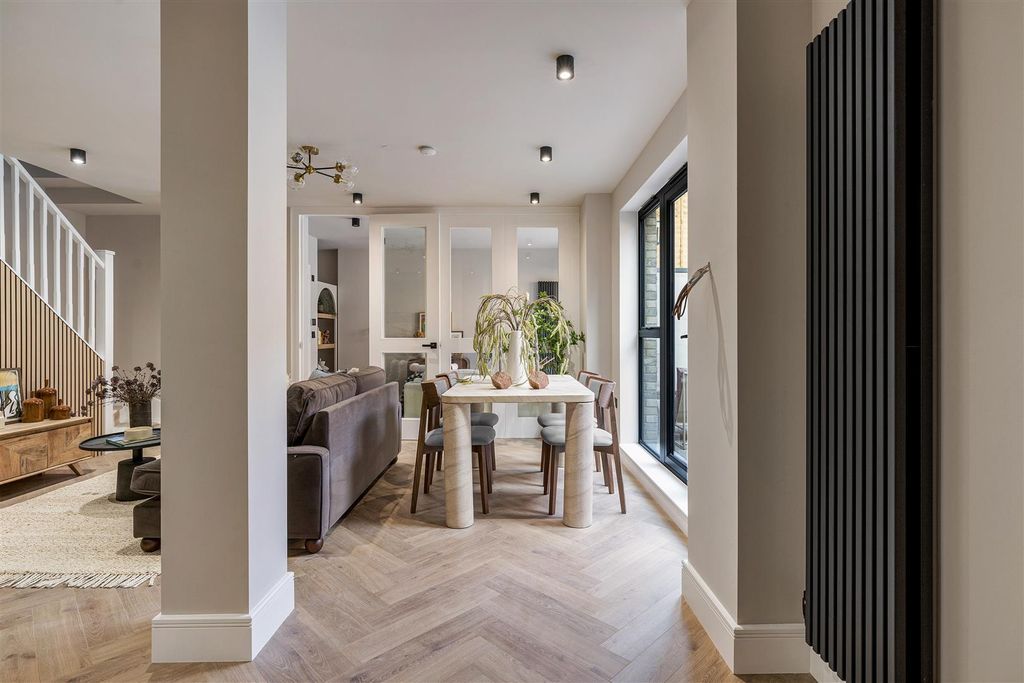 Property photo 2 of 37 Hoe Street, E17