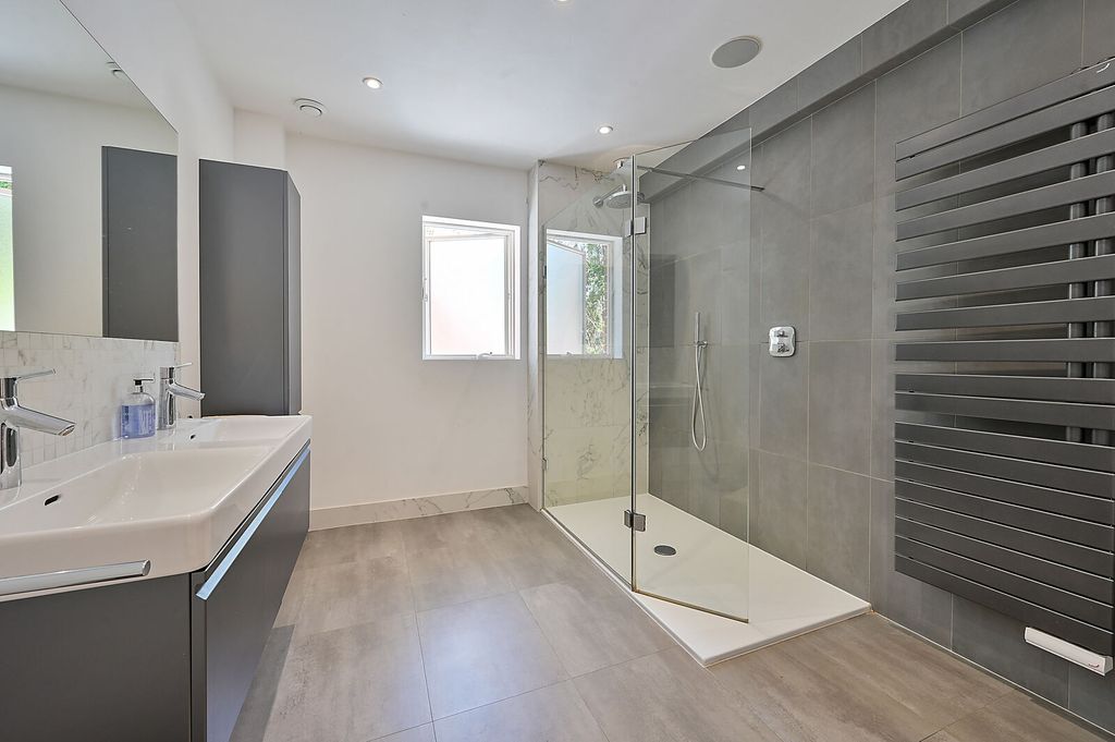 Property photo 2 of 36