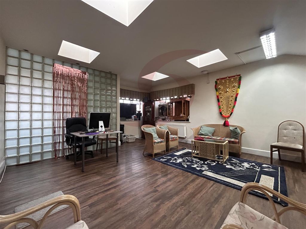 Property photo 1 of 17 Lounge