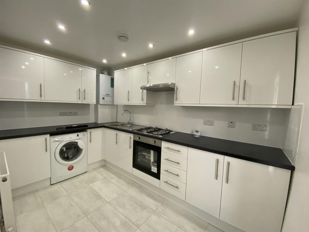 Property photo 1 of 25 2 Bedroom Maisonette In Woolwich, Se18
