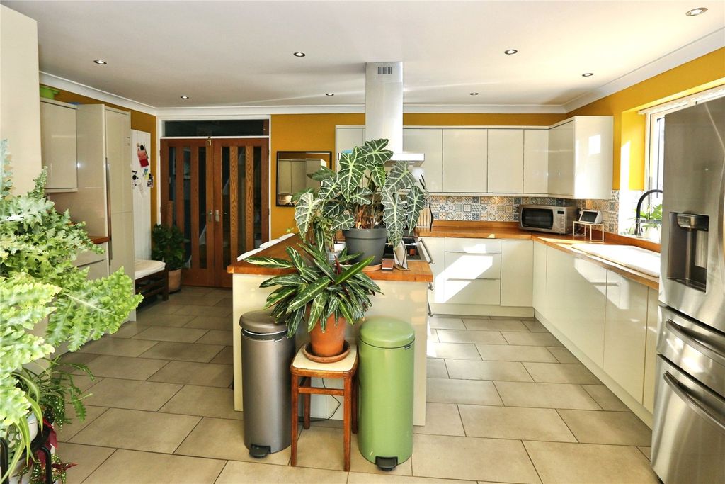 Property photo 2 of 25 Picture No. 11